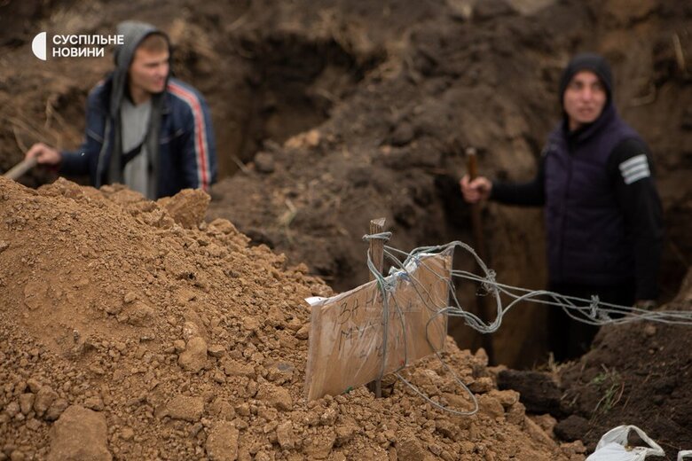 Когда понял, что это батя, просто упал на колени: Рассказы жителей села Гроза в Харьковской области, где рашисты убили более 50 гражданских 12 Когда понял, что это батя, просто упал на колени: Рассказы жителей села Гроза в Харьковской области, где рашисты убили более 50 гражданских 12