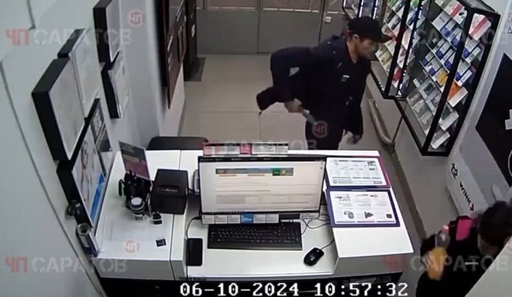 "Hero of SMO" stabbed woman to death in Saratov mobile phone store. VIDEO