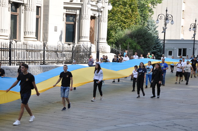 Найбільший прапор України пронесли центром Києва 10