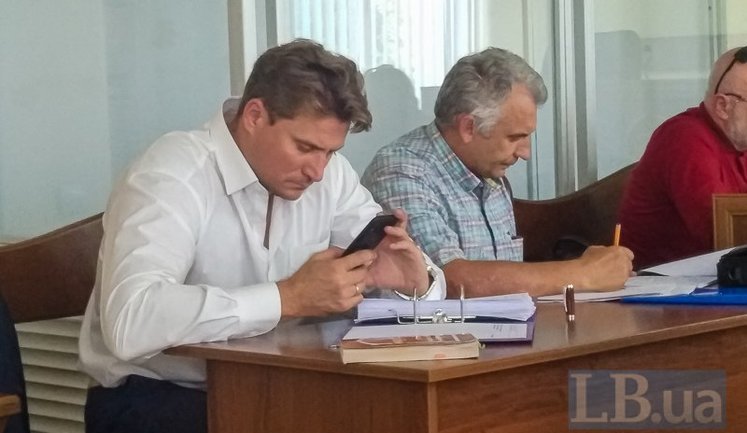 "Очень жаль, что потерпевшим причинили ущерб. Но мы тут к чему?", - адвокаты "беркутовцев" затягивают рассмотрение дела о силовом разгоне Майдана. ФОТО