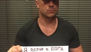 "Я вірю в Бога, я проти гомосексуалізму", - скандальний Кива не втомлюється нагадувати про своє негативне ставлення до представників нетрадиційної орієнтації. ФОТО