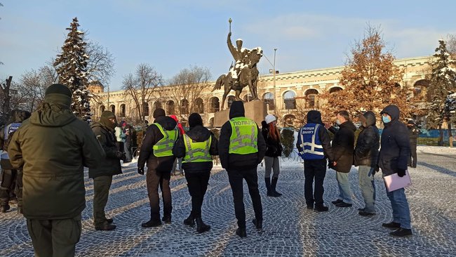 У Києві спробували провести акцію протесту проти насильства з боку правих екстремістів: мітингувальників затримала поліція за порушення локдауну 19