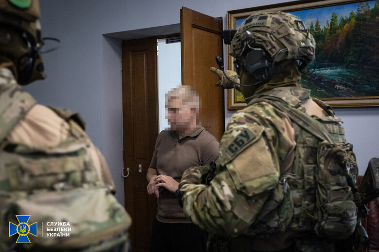 СБУ проводить 28 обшуків у Митній службі
