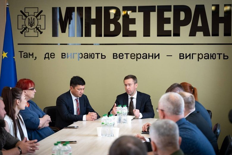 Корецький представив Кіма колективу Мінветеранів