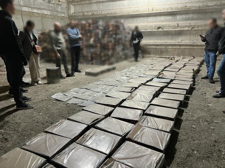 Двое граждан Румынии переправляли через Одессу в ЕС героин в контейнерах с финиками. Их задержали 08