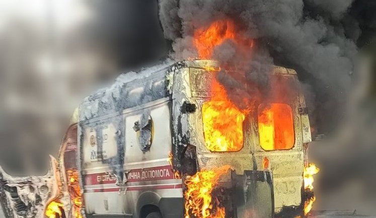 РФ атаковала дроном машину скорой помощи в Херсоне: пострадали двое медиков, авто сгорело дотла. ФОТО