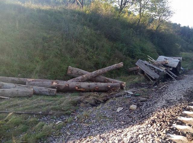 Электричка снесла грузовик на переезде во Львовской области 02