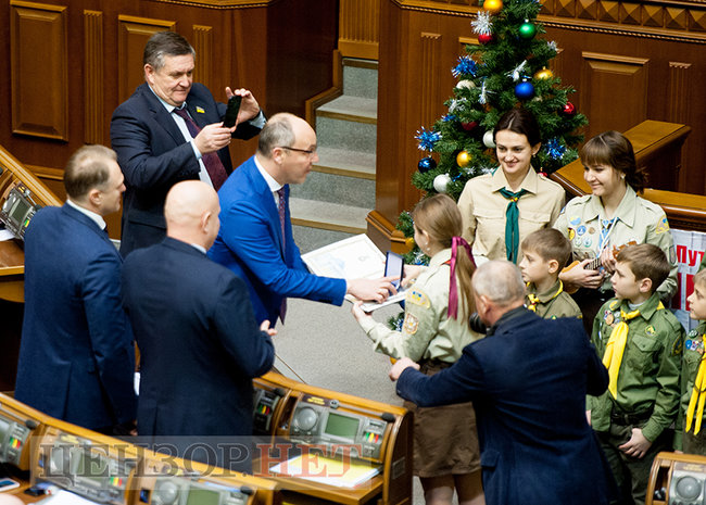 Пластуни принесли в Раду Вифлеємський вогонь миру 14