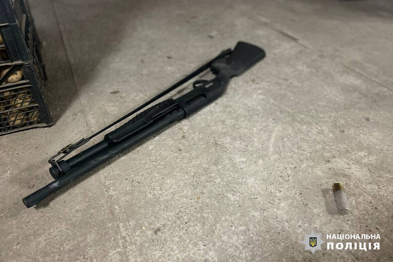 Чоловік на Черкащині стріляв в односельців з рушниці та поранив поліцейського 04