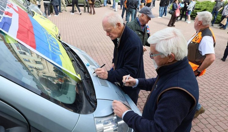 Британські фермери передали ЗСУ ще 38 позашляховиків у межах проєкту "Пікапи для миру", - ОВА. ФОТО