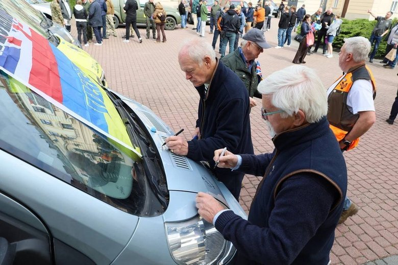 До Львова прибув 27-й гуманітарний конвой із технікою для українських військових