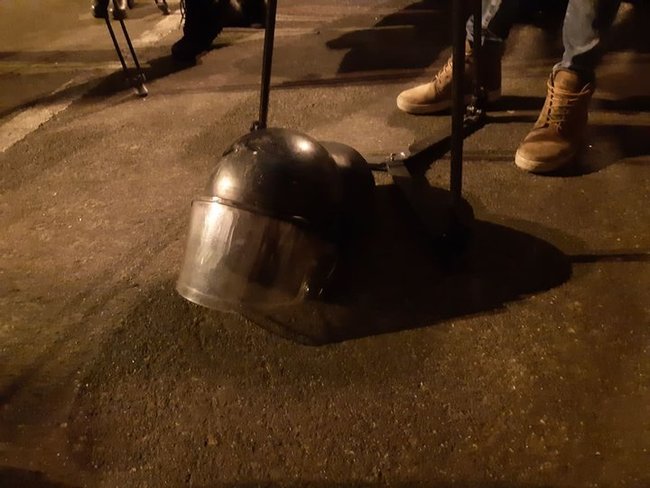 Учасники акції на підтримку Стерненка відібрали в поліції кілька шоломів і спалили їх 01