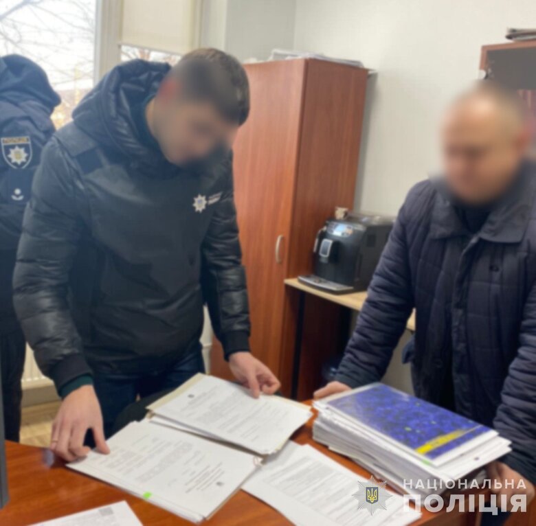Обшуки в Ужгородській міськраді: посадовцям та підряднику повідомлено про підозру в розкраданні бюджетних коштів, збитки - 700 тис. грн, - Нацполіція 04