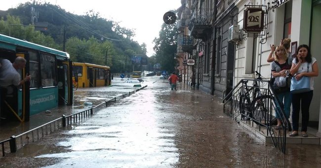 Сильна злива затопила Львів 04