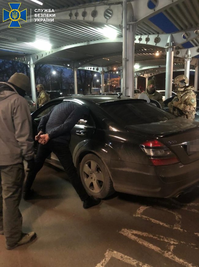 СБУ затримала в Миколаєві банду фальшивомонетників, яка займалася підробкою 100-доларових купюр 03