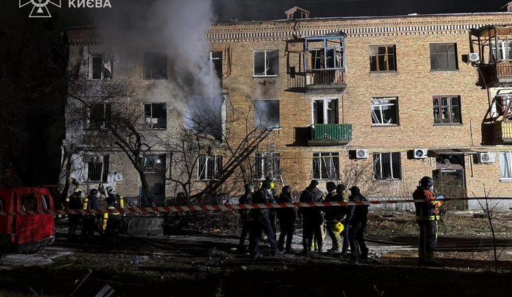 Зеленский: Россия выпустила 36 ракет и почти 600 дронов, главные цели - энергетика и гражданские объекты, трое погибших и десятки раненых. ФОТОрепортаж