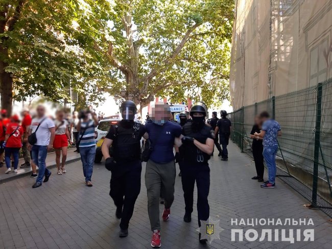 Марш равенства в Одессе закончился потасовками: двое полицейских госпитализированы, задержаны 16 человек 01