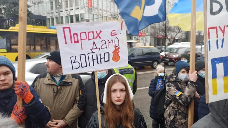 Беги, Вова, беги: Под судом, рассматривающим апелляции относительно меры пресечения для Порошенко, собрались митингующие 34