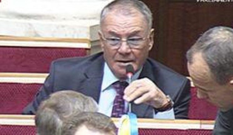 "Покупает в Индии сыворотку в бидонах, разливает и продает в 10 раз дороже", - оппозиционер о бизнесе сына Богатыревой. ВИДЕО