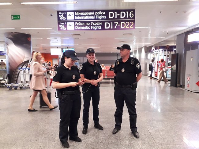 Прихильники Саакашвілі збираються в аеропорту Бориспіль - люди тримають банери і співають гімн 07 Прихильники Саакашвілі збираються в аеропорту Бориспіль - люди тримають банери і співають гімн 07