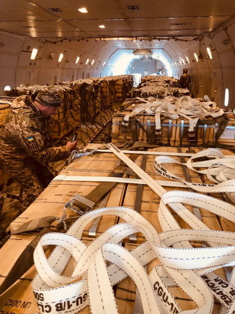 Американский самолет доставил в Украину 80 тонн патронов, – Резников 02