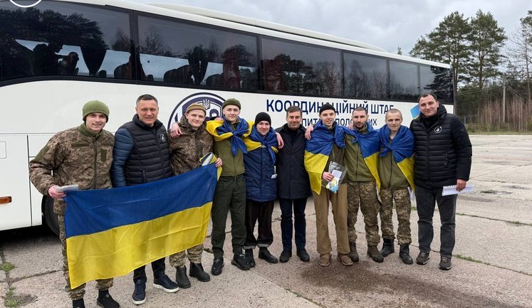 Тяжелое психологическое состояние, травмы и болезни: Лубинец рассказал об освобожденных из плена РФ гражданских лицах. ФОТОРЕПОРТАЖ