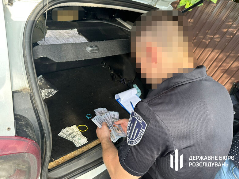 У Харкові викрили прикордонника, який продавав гуманітарні автівки