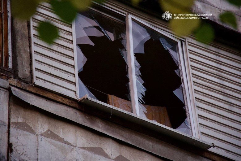 У Дніпрі після ранкової атаки РФ вибило вікна в багатоповерхівках і пошкодило автівки