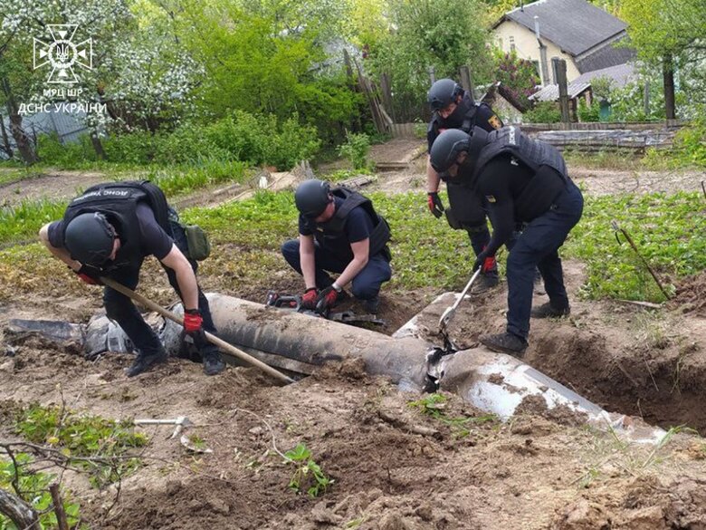 Kyiv resident finds Russian X-55 cruise missile in his garden - SES 01