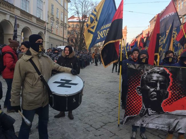 Націоналісти провели у Львові смолоскипну ходу в річницю загибелі Шухевича 01