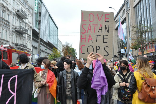 Руху ЛГБТ-маршу намагалася перешкодити жінка, яка лягла на асфальт і кричала про перетворення хлопчиків на геїв 59
