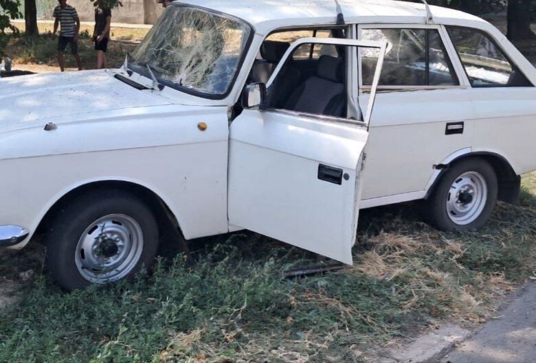 Пошкоджене обстрілом авто