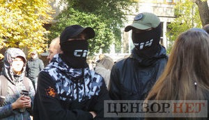 Активісти С14 пікетують МВС із вимогою розслідувати замах на координатора організації Мазура: під час акції сталася сутичка. ВІДЕО+ФОТОрепортаж