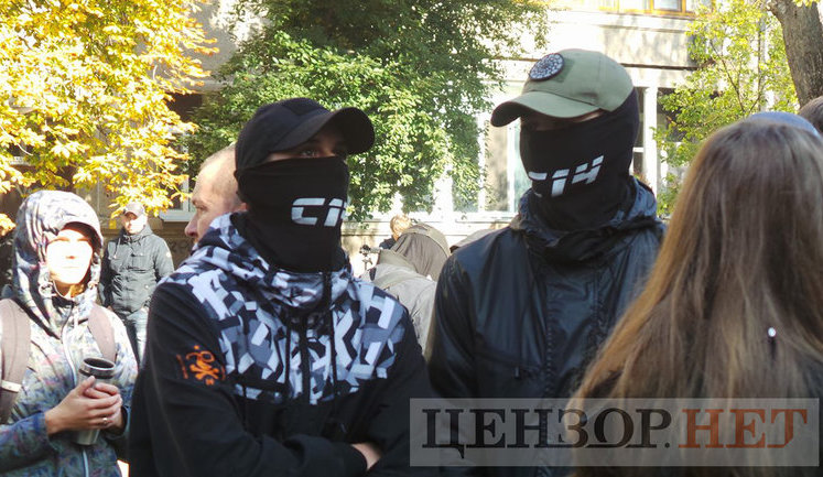 Активісти С14 пікетують МВС із вимогою розслідувати замах на координатора організації Мазура: під час акції сталася сутичка. ВІДЕО+ФОТОрепортаж