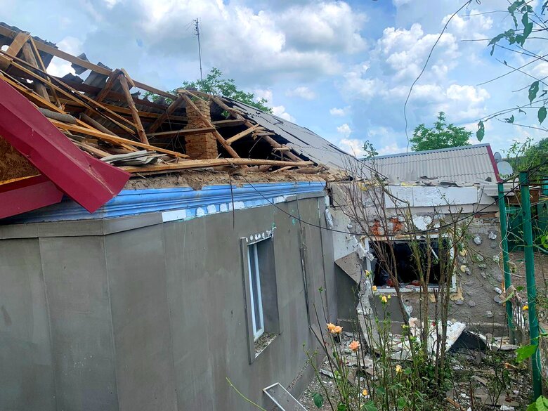 Наслідки обстрілів Херсонщини: Пошкоджено лікарню, сільгосппідприємство та будинки 08