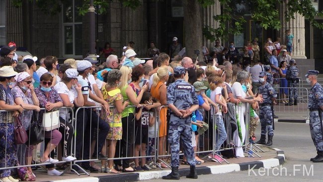 Оккупанты провели в Крыму сразу два военных парада 15