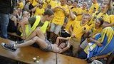 Голые FEMEN порадовали шведов, ворвавшись в их фан-зону. ФОТОрепортаж