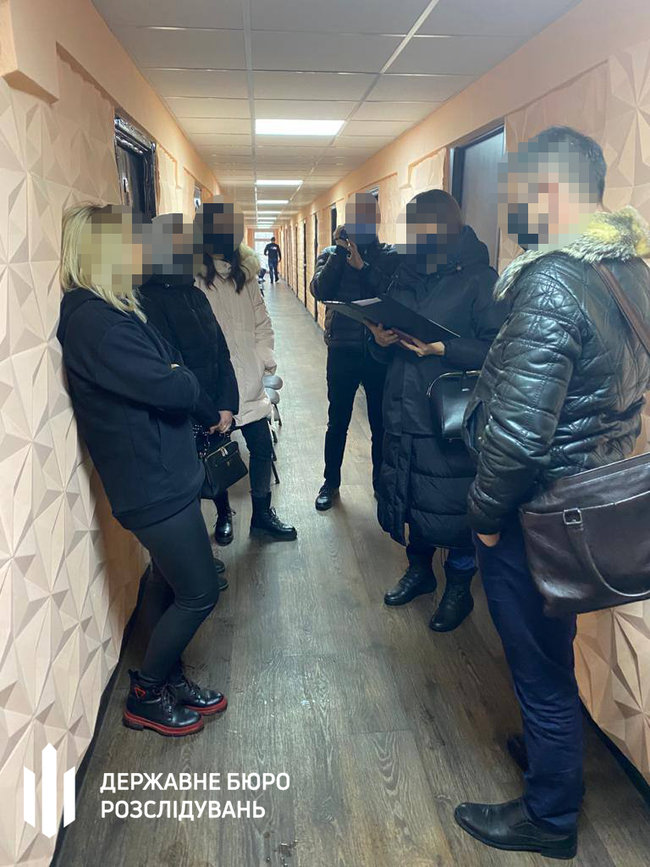 Полицейская и адвокат вымогали $5 тыс. за закрытие уголовного производства на Днепропетровщине, - ГБР 02