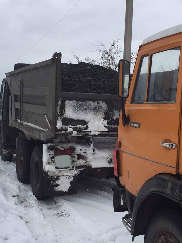 Вантажівку з нелегальним вугіллям затримали на Луганщині 03