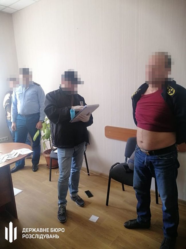 ГБР поймало двух чиновников Одесской таможни на систематических взятках 02