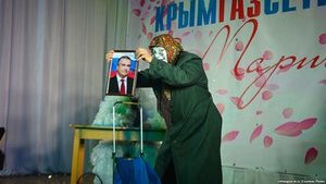 "Пухнасте чудо" з автоматом, козаки і "старенька" з портретом Аксьонова: в окупованому Криму відбувся конкурс краси. ФОТОрепортаж