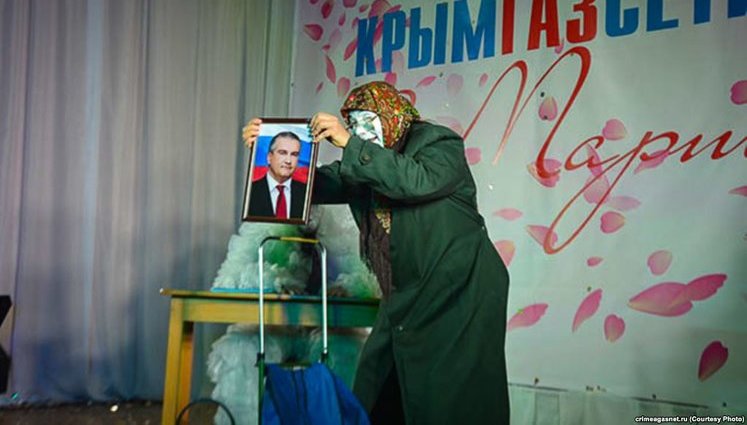 "Пухнасте чудо" з автоматом, козаки і "старенька" з портретом Аксьонова: в окупованому Криму відбувся конкурс краси. ФОТОрепортаж