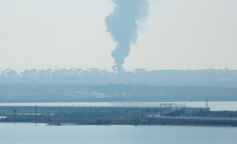 Пожежу на нафтобазі в Краснодарському краї РФ видно через Керченську протоку, - Reuters 05