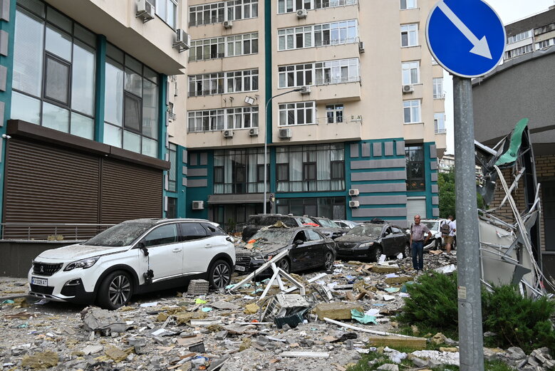 Последствия падения обломков вражеской ракеты на многоэтажку в Соломенском районе Киева 22