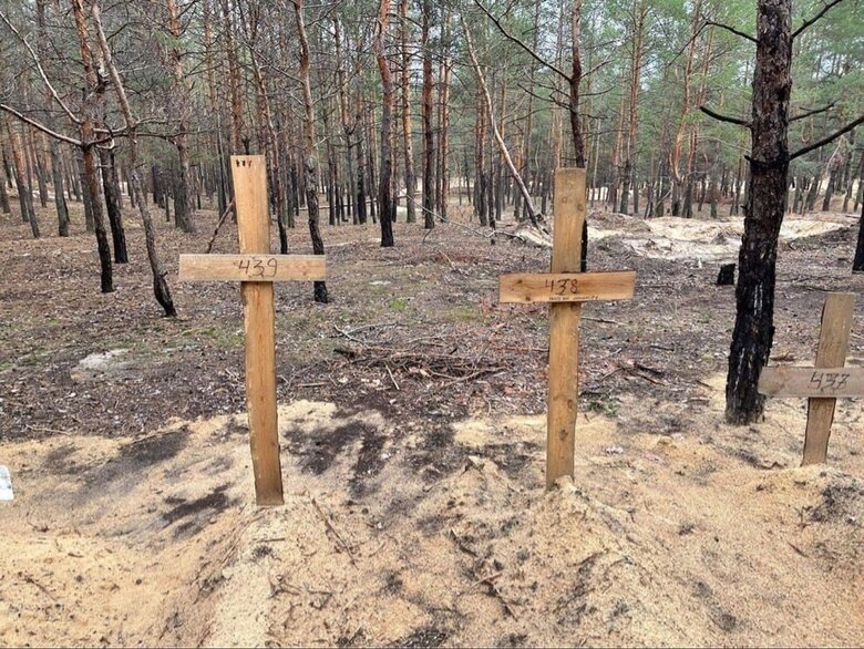 У визволеному Ізюмі виявили масове поховання на 440 тіл, - поліція 07
