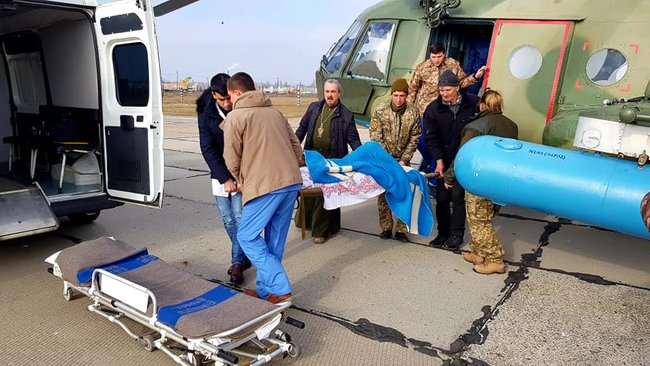 В Одеський військовий госпіталь вертольотом евакуювали двох військовослужбовців, - волонтер Танцюра 02