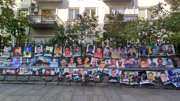 Україно, МИ Є: рідні українських полонених і зниклих без вісті на Донбасі пікетують ОП - матері заявили, що стоятимуть на Банковій 72 години 21 Україно, МИ Є: рідні українських полонених і зниклих без вісті на Донбасі пікетують ОП - матері заявили, що стоятимуть на Банковій 72 години 21