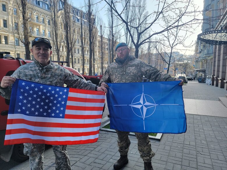 Координатор іноземного легіону ТРО Владислав Синяговський, позивний Док: У Львові біля військкомату зустрів молодого хлопчину з баулом. Каже: Я – Адам, єврей зі Штатів, мої прадід і прабабця загинули в Освенцімі. І коли я побачив фото і відео з Маріуполя, зрозумів, що цих фашистів маю вбивати 02