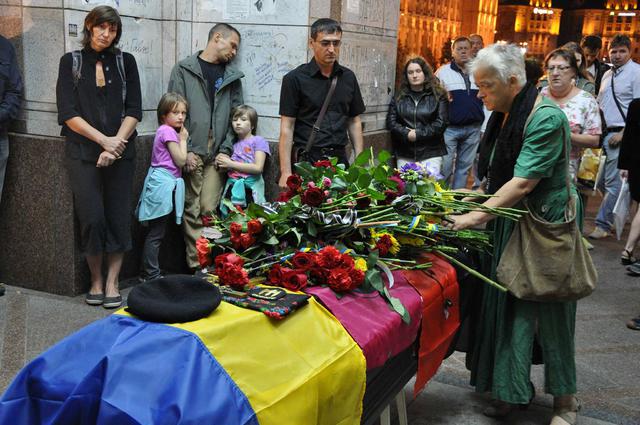 Kyiv residents, friends, comrades bid their farewells to killed Donbas veteran Valentyn Hontar at Maidan Nezalezhnosti 06