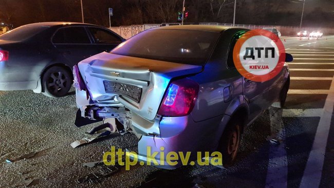Пьяный водитель в Киеве протаранил полицейское авто, правохранительница попала в больницу, - соцсети 05